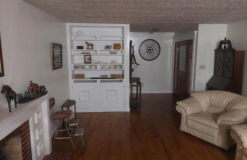 Williamstown Casa | 4BR Home - Pets Allowed by ARK Experience