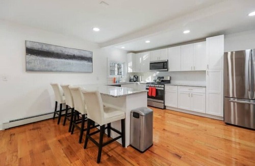 Lee Casa | 4BR Home w/ Yard & BBQ, 5 min walk to downtown Lee