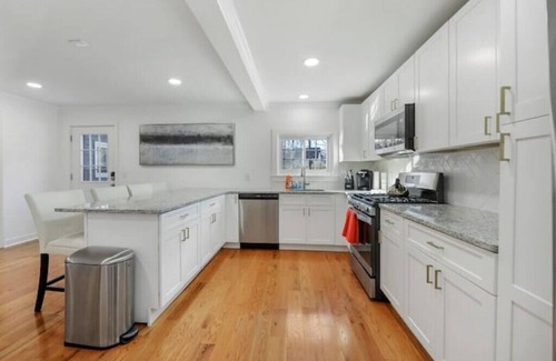 Lee Casa | 4BR Home w/ Yard & BBQ, 5 min walk to downtown Lee