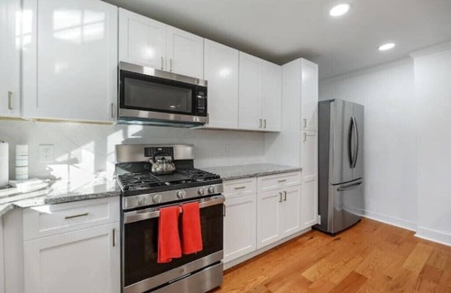 Lee Casa | 4BR Home w/ Yard & BBQ, 5 min walk to downtown Lee