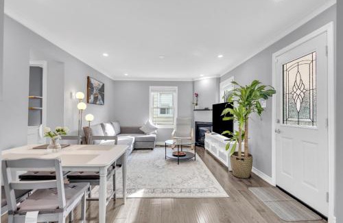 Northeast Mississauga Casa | 4BR Home with 2 bath Near YYZ Airport 7 minutes