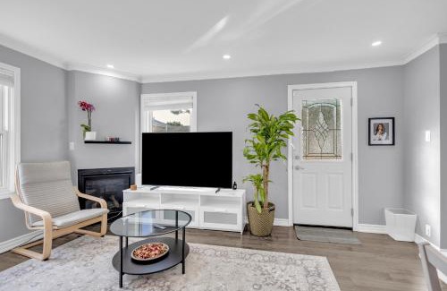 Northeast Mississauga Casa | 4BR Home with 2 bath Near YYZ Airport 7 minutes