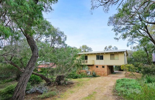 Dawesville Casa | 3BR home with estuary views nestled amongst native trees and flowers