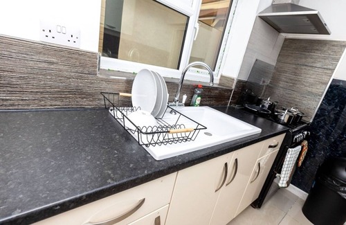 Wolverhampton Casa | 4BR House Near City & Stadium