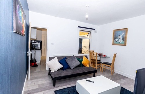 Wolverhampton Casa | 4BR House Near City & Stadium