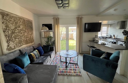 Binley Casa | 4BR House w/ Garden & Parking