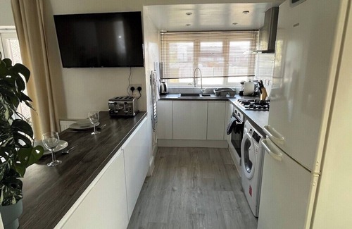 Binley Casa | 4BR House w/ Garden & Parking