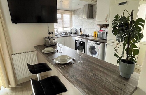 Binley Casa | 4BR House w/ Garden & Parking