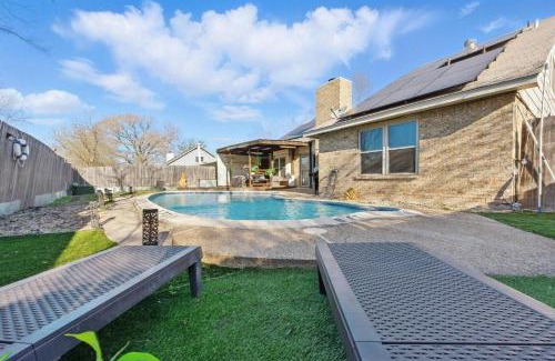 South Arlington Casa | 4BR House with Pool near Stadium & DFW