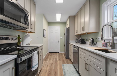 South Kansas City Casa | 4BR in Lawndale with Hot Tub