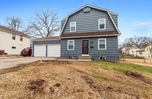 South Kansas City Casa | 4BR in Lawndale with Hot Tub