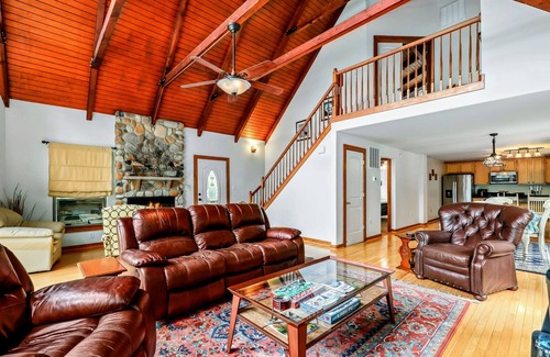 Mineral Cabina | 4BR Lake Anna Cabin with Pool, Beach, and Deck