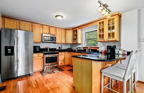 Mineral Cabina | 4BR Lake Anna Cabin with Pool, Beach, and Deck