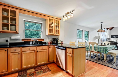 Mineral Cabina | 4BR Lake Anna Cabin with Pool, Beach, and Deck