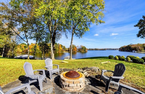 Livingston Casa | 4BR Lakefront Lake Anna - Views, Boat Dock, Games