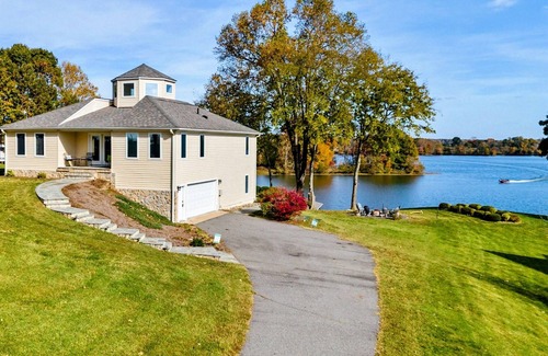 Livingston Casa | 4BR Lakefront Lake Anna - Views, Boat Dock, Games