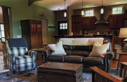 Roaming Shores Casa | 4BR Lakefront Retreat w Hot Tub