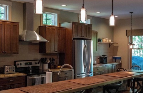 Roaming Shores Casa | 4BR Lakefront Retreat w Hot Tub