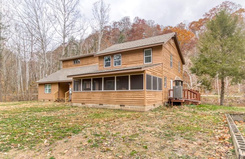 Kellysville Cabina | 4BR Lodge on Wolf Creek – Fishing, Hiking, New River Fun & Hokie Weekends