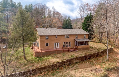 Kellysville Cabina | 4BR Lodge on Wolf Creek – Fishing, Hiking, New River Fun & Hokie Weekends