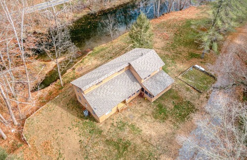 Kellysville Cabina | 4BR Lodge on Wolf Creek – Fishing, Hiking, New River Fun & Hokie Weekends