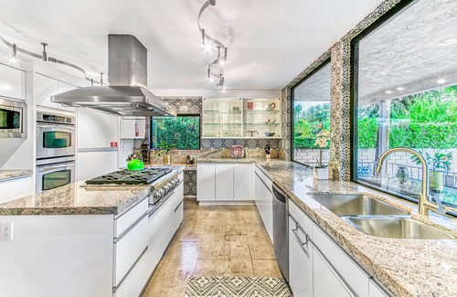 Deepwell Estates Casa | 4BR Luxury MidCentury | Sauna | Pool & Spa| Firepit