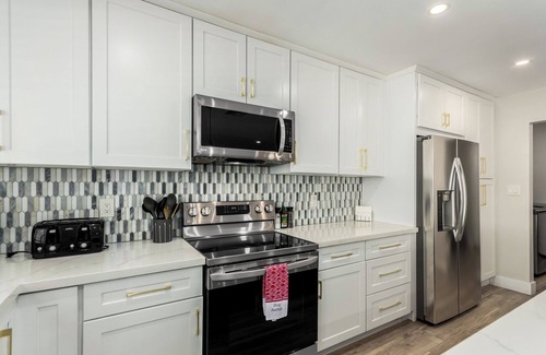 Mesa Casa | 4BR Mesa Oasis w/Putting Green and Heated Pool!