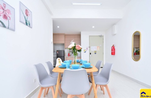 Bandar Saujana Putra Condominio | 4BR Minions Homestay-Free WiFi & Parking Near KLIA & MAHSA
