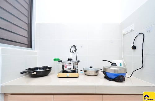 Bandar Saujana Putra Condominio | 4BR Minions Homestay-Free WiFi & Parking Near KLIA & MAHSA