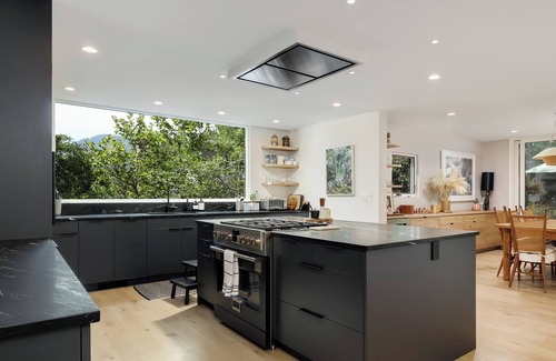 Newlands Casa | 4BR Modern Gem with Flatiron Views & Hottub 1mile to Pearl, 1block to NoBo Park