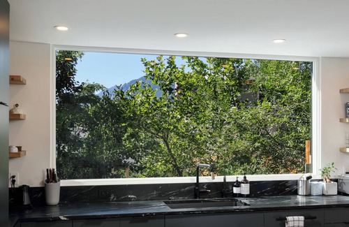 Newlands Casa | 4BR Modern Gem with Flatiron Views & Hottub 1mile to Pearl, 1block to NoBo Park