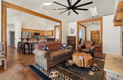 Catalina Casa | 4BR Mount Lemmon Retreat Hot Tub-Pool - Sleeps 18!