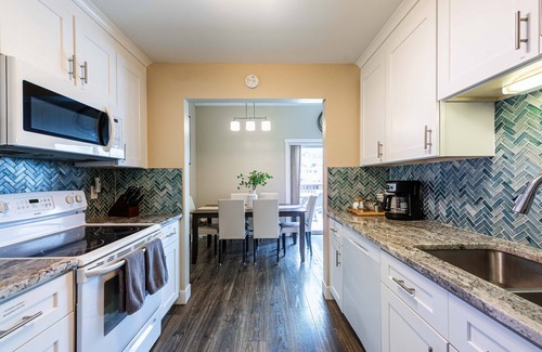 Fraser Condominio | Riverfront Family-Friendly 4BR, Walkable , King Bed, Deck with Views, Coffee Bar