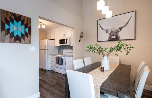 Fraser Condominio | Riverfront Family-Friendly 4BR, Walkable , King Bed, Deck with Views, Coffee Bar