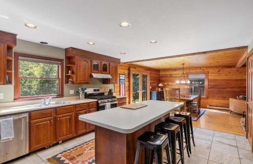 Bartlett Casa | 4BR Mountain retreat with Ski Base Bikes & Yard