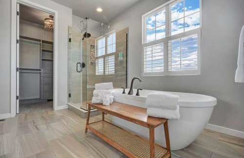 Monument Casa | 4BR Mountain views - Movie Theater - Pool Table