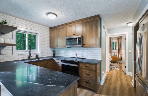 Roseland Cabina | 4BR Near Slopes Mid-Century Vibes Hot Tub Game Room Family Friendly