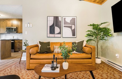 Roseland Cabina | 4BR Near Slopes Mid-Century Vibes Hot Tub Game Room Family Friendly