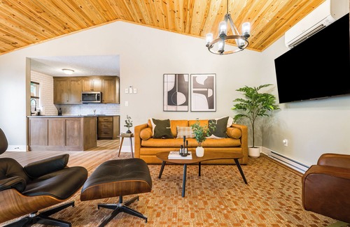 Roseland Cabina | 4BR Near Slopes Mid-Century Vibes Hot Tub Game Room Family Friendly