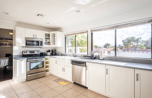 Paradise Casa | 4BR Pool-House Vacation by the Strip! Family-Friendly!