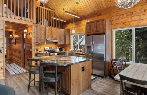 North Bend Casa | 4BR Alpine Retreat on Creek, Near Hiking & Biking