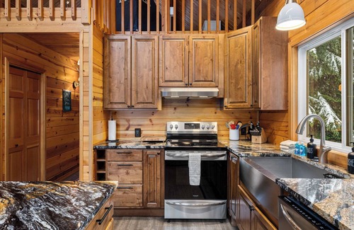 North Bend Casa | 4BR Alpine Retreat on Creek, Near Hiking & Biking