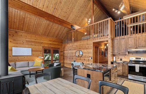 North Bend Casa | 4BR Alpine Retreat on Creek, Near Hiking & Biking