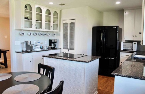 Myra Casa | 4BR Saint Jo Escape | Hot Tub, Firepit & Pool