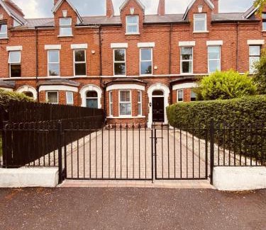 Ormeau Casa | 4BR Spacious Home- 5 Mins to City- Free Secure Parking