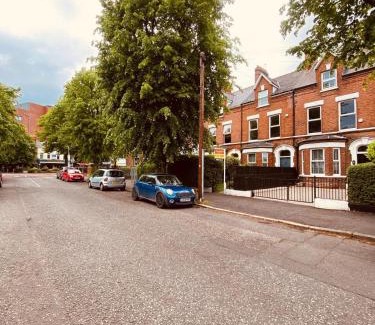 Ormeau Casa | 4BR Spacious Home- 5 Mins to City- Free Secure Parking