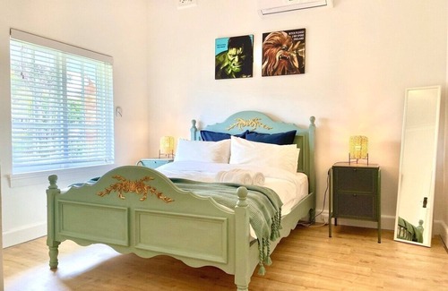 Strathfield South Casa | 4BR Straithfield South House close to airport/city sleeps 10 free parking
