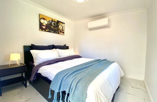 Strathfield South Casa | 4BR Straithfield South House close to airport/city sleeps 10 free parking