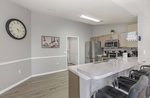 Sunridge Woods Casa | 4BR sunny retreat with pool, water views, W/D, 10 miles from Disney