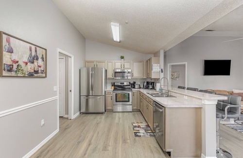 Sunridge Woods Casa | 4BR sunny retreat with pool, water views, W/D, 10 miles from Disney